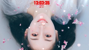水中倒影美女