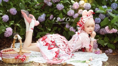 草莓野餐兔耳少女