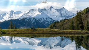 雪山湖面