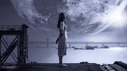 月球下的女孩与湖面