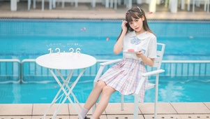 泳池边的JK女孩