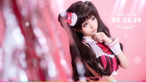 思考问题的双马尾美女