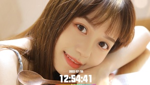 4K爱笑的居家女孩