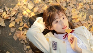唯美银杏叶少女