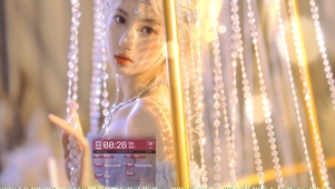 荧光下的清纯美女