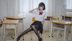 教室JK黑丝美女