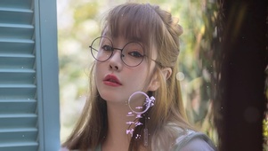 戴眼镜的清纯美女