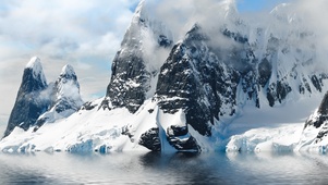 冬日 湖上雪山