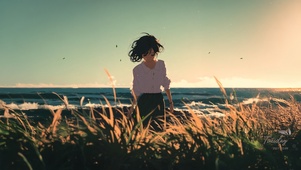 夕阳海边少女