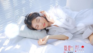 听音乐的白衬衫女孩