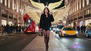 慵来妆面胜芙蓉，淡扫蛾眉百媚浓