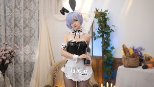 短发性感兔女郎