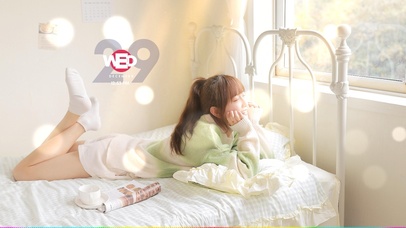 享受阳光的性感短裤女孩