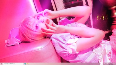 粉色美女护士侧躺