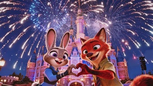 绚烂烟火下的甜蜜比心