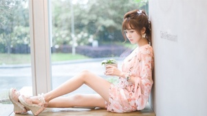 窗户边的美女