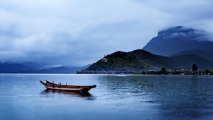 烟雨湖泊小船