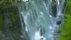 护眼山泉水