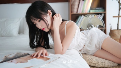 认真看书的美少女