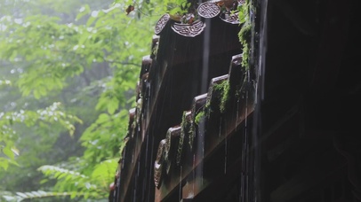 下雨的古建筑屋檐