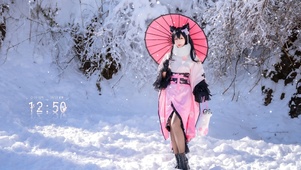 雪地上性感长腿美女