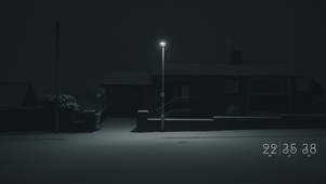 夜晚的下雪路灯