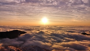 4K 山顶云海涌动的日出