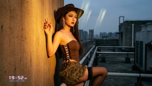 青丝绕指，云鬓低垂