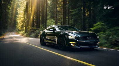 森林道路上飞驰而过的福特野马