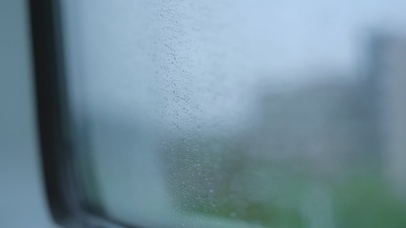 清新火车窗户上的雨滴