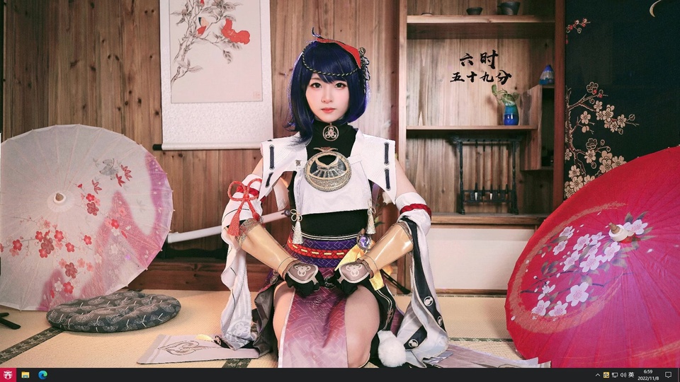 横版画面中央是身着九条裟罗风格cos服饰的人物，留深紫短发配红发饰，身处铺榻榻米的日式和室，两侧摆放樱花纹样红白油纸伞。