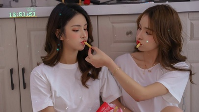 2个清纯性感T恤美女