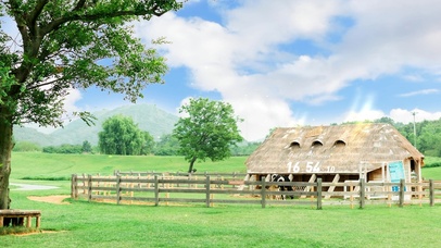 4k 治愈清新蓝天草原的牧屋