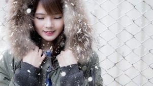 雪中可爱美女