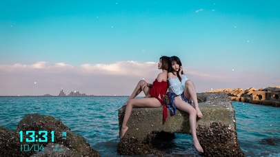 2个闺蜜的海边桌面