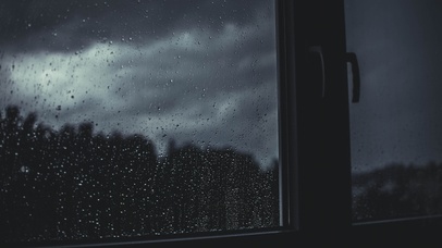 4K窗户外的阴雨天
