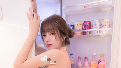 冰箱旁的清纯美女