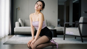 面若桃花，风来时花自羞