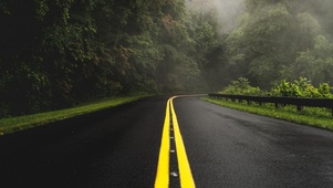 雨中马路