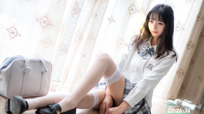 窗台前的白衣少女