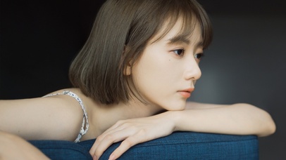 吊带裙短发美女