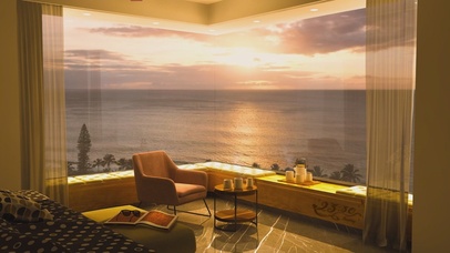 下午茶时落地窗观海