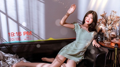 沙发上的绿裙子小姐姐