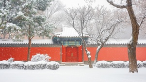 雪中红墙古建筑