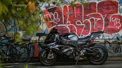 宝马S1000rr涂鸦街头