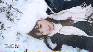 雪地上的微胖女孩