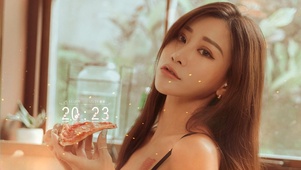 爱吃披萨的性感美女