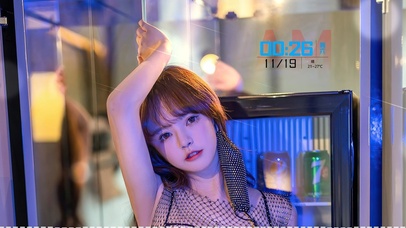 4K荧光性感美女