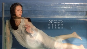 浴缸里的美少女