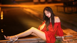 红色衣服长发美女